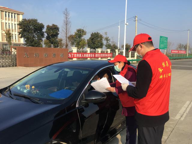 2月1日，蚌埠處九梓站向廣大司乘人員發(fā)放《安徽省交通運(yùn)輸廳疫情防控工作指揮部 致司乘朋友的公開(kāi)信》 (1).jpg