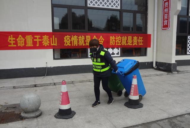 休寧服務(wù)區(qū)余薇正在清運垃圾.JPG