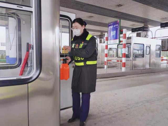 淮南西站的凡文欣，作為一名“90后”團(tuán)干部，始終堅(jiān)守一線戰(zhàn)疫情.jpg
