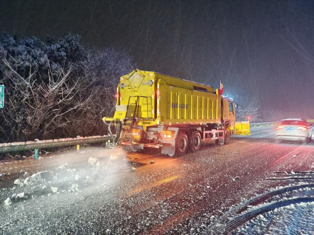 蚌埠處迅速組織人員、機(jī)械迅速到位，積極應(yīng)對(duì)鏟冰除雪作業(yè) (10)_調(diào)整大小.jpg