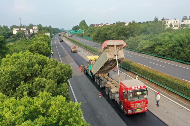 7月15日，滬武高速馬巢段進(jìn)行單車道路面銑刨重鋪?zhàn)鳂I(yè)。.png